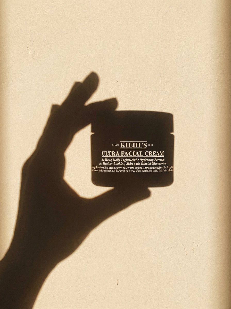 Sunlit Elegance: The Art of Minimalist Skincare AI prompt preview